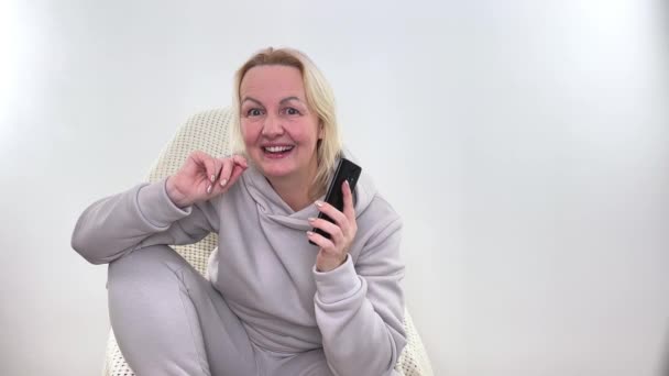 Positive Energiegeladene Frau Die Spaß Hat Und Tanzt Musik Telefon — Stockvideo