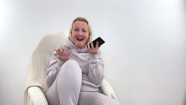 Oververheugd Verrast Dame Met Mobiele Telefoon Ontving Goed Nieuws Kennisgeving — Stockvideo