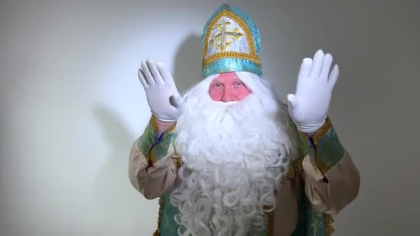 Santa Claus Looking Camera Showing His Heart Giving Heart Isolated — Stock Video