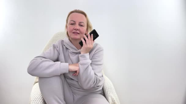 Leende Medelålders Affärskvinna Ler Talar Smartphone Njuta Trevlig Konversation Med — Stockvideo