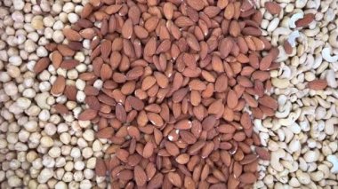 Herhangi bir mesajda sağlıklı gıda ağırlığı kaybı için üç çeşit fındık, fındık ve fındık karışımı bir tabakta. Güzel, lezzetli bir arka plan.