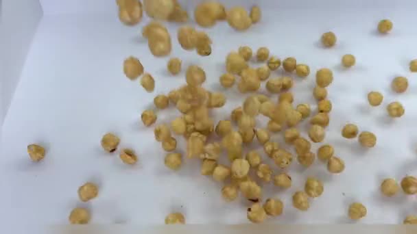 Close Dari Pastry Chef Menuangkan Banyak Hazelnut Atas Meja Hazelnut — Stok Video
