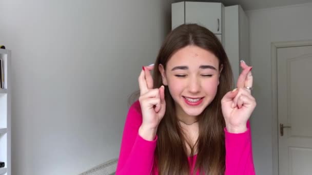 Κορίτσι Σταυρώθηκε Δύο Δάχτυλα Κοντά Στο Κεφάλι Της Και Είναι — Αρχείο Βίντεο