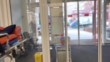 Ambulansla ambulans istasyonundaki hastane koridorunda tıbbi ulaşım. Acil sedye sedyeleri çoğunlukla 2022 Ukrayna 'daki hastaların taşınması için kullanılıyor.