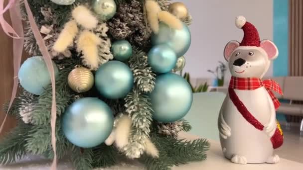 Neujahr Grüner Weihnachtsbaum Mit Weißem Schnee Darauf Blaue Und Silberne — Stockvideo
