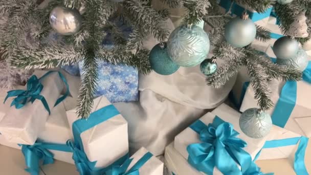 Año Nuevo Árbol Navidad Verde Con Nieve Blanca Bolas Azules — Vídeo de stock
