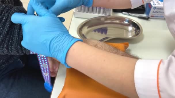 Bağışta Kan Donörünü Kapat Elinde Şişme Bir Top Tut Seçici — Stok video