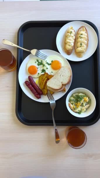 アボカド卵サンドイッチと健康的な朝食のためのコーヒー 全粒穀物は白テーブルの上にマッシュアボカド 目玉焼き 有機マイクログリーンでトーストします — ストック動画