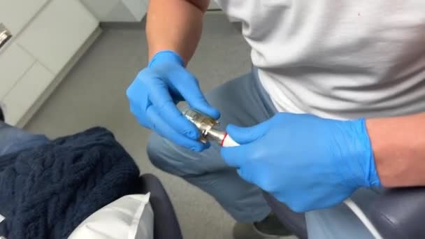 特写牙齿气流工具口腔卫生超声波牙齿清洗机去除微积分及菌斑人类牙齿治疗的医学精确图例 — 图库视频影像