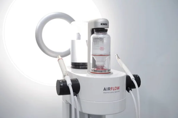 Tartar temizleme taşları ve plaktan diş temizleme cihazı. Beyaz arka plandaki en yeni cihaz. Dişçilik yeni icatları Airflow.