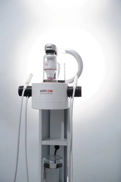 Tartar temizleme taşları ve plaktan diş temizleme cihazı. Beyaz arka plandaki en yeni cihaz. Dişçilik yeni icatları Airflow.