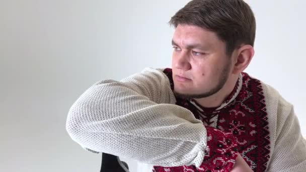 Mirada Severa Edad Mediana Cosaco Ucraniano Apoyado Codo Desde Debajo — Vídeos de Stock
