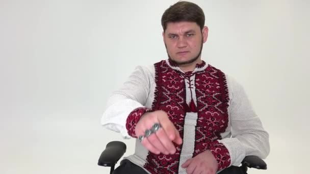 中年のウクライナのコサックの船尾外観は フレームに指をポイントし 私たちを見ています 濃い目のムーア人風の表情きれいなひげビシーヴァンカ赤刺繍リネン白3本指リング — ストック動画