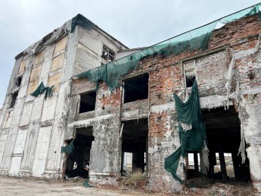 Ukrayna Vinnitsa yıkık dökük bir evi, kırık camları, eski bir evi, korkunç bir manzarayı ev eski ve yıkık dökük kumaş darbelerini rüzgarda ve savaş hayatı yok ederken yok etti.