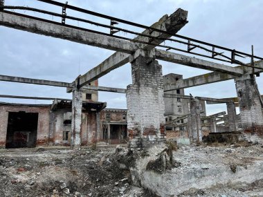Vinnytsia Ukrayna Kimya fabrikası zaman içinde harabe ve bitki kalıntıları giderek daha çok kabuk çarpması ve her şeyi yok edişi gibi görünüyor.