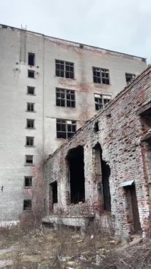 Ukrayna Vinnitsa yıkık dökük bir evi, kırık camları, eski bir evi, korkunç bir manzarayı ev eski ve yıkık dökük kumaş darbelerini rüzgarda ve savaş hayatı yok ederken yok etti.