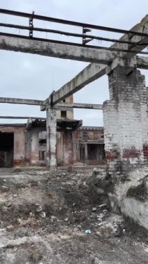 Vinnytsia Ukrayna Kimya fabrikası zaman içinde harabe ve bitki kalıntıları giderek daha çok kabuk çarpması ve her şeyi yok edişi gibi görünüyor.