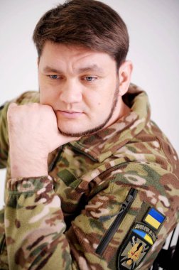 Ukraynalı asker kafasını eline dayadı ve aşağıya baktığını düşündü. Güzel mavi gözleri, sakalı ve üniforması vardı. Gözlerinde çok fazla acı ve üzüntü vardı. Savaş hayatı değiştirdi. Rusya Ukrayna 'ya saldırdı.