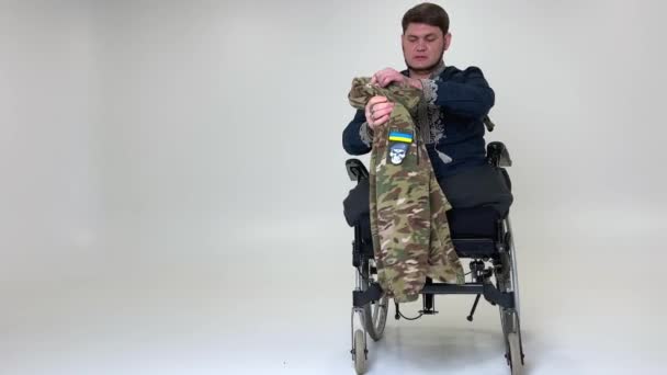 对这个军人来说 战争已经结束了 他脱下外套 穿上一件维希万卡 在战争中失去了双腿 生活在继续 俄罗斯侵略者夺走了许多人的生命 — 图库视频影像