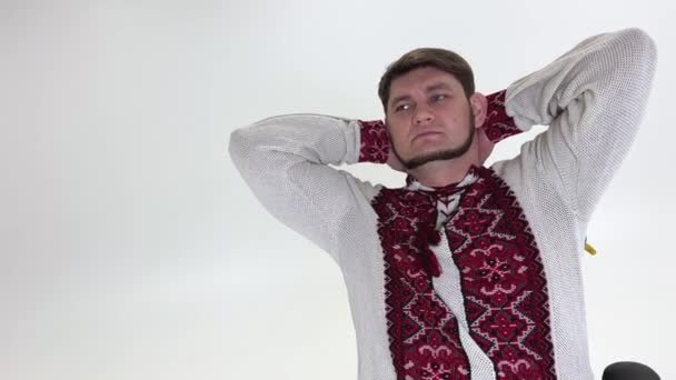 Pohledný Muž Vyšívané Košili Ukrajinských Šatech Dát Ruce Hlavu Kamera — Stock video