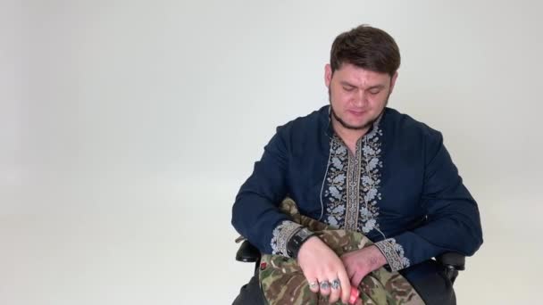 Чоловік Прийшов Війни Палив Трубу Поклав Кишеню Військову Камуфляжну Куртку — стокове відео