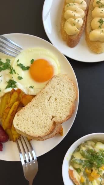 Pyszne Pożywne Śniadanie Dwie Kiełbaski Jajko Smażone Ziemniaki Sałatka Chlebowa — Wideo stockowe