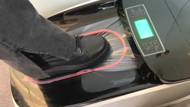 Aparelho Para Colocar Automaticamente Tampas Sapato Uma Clínica Hospital Fábrica — Vídeo de Stock
