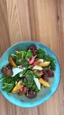 Karaciğer ve armut salatası. Sonbahar salatası yaprakları, tavuk ciğeri, karamelize armut karışımı. Elmalı karamelli tavuk ciğeri, kuskus, ahududu sosu.