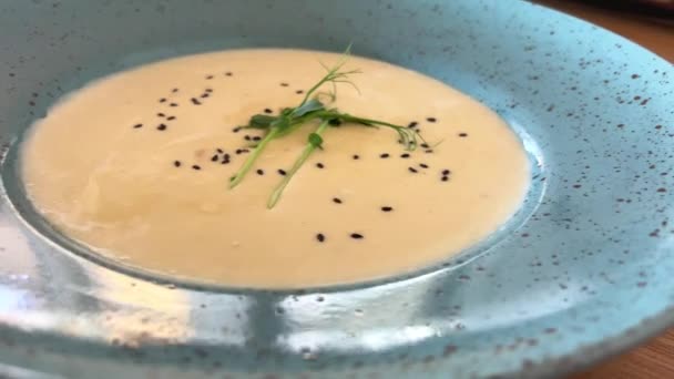 Barry Γαλλική Λευκή Σούπα Στο Τραπέζι Top View Σούπα Λαχανικών — Αρχείο Βίντεο