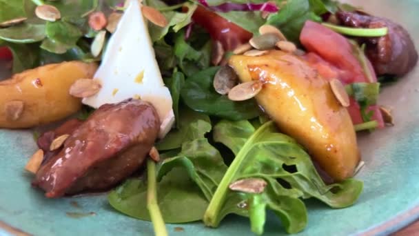 Salad Liver Pear Warm Autumn Salad Chard Leaves Chicken Liver — Vídeo de stock