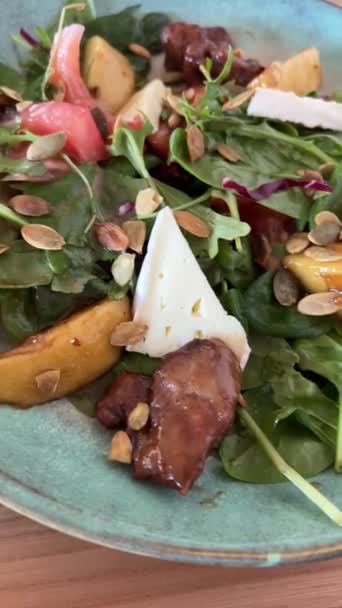 Saláta Májjal Körtével Meleg Őszi Salátalevél Csirkemáj Karamellizált Körte Keverék — Stock videók