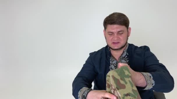 Homem Com Roupas Nacionais Ucranianas Tira Seu Sobretudo Pendura Seu — Vídeo de Stock
