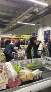 Süpermarketteki kasiyerlerdeki insanlar süpermarket kuyruğundaki kasiyerler profesyonel kasiyer bakkalları ve yiyecek gereçlerini tarıyor. Temiz Modern Alışveriş Merkezi Ukrayna Vinnitsa Metro 12.2022