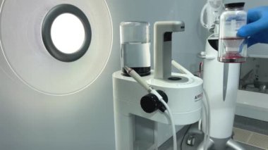 Tartar temizleme taşları ve plaktan diş temizleme cihazı beyaz arka plan dişçiliğinin en yeni icadı Hava akışı Vinnitsa Salonu 26.12.2022