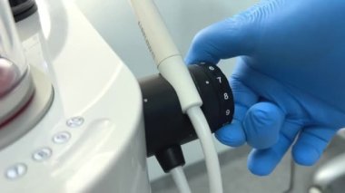 Tartar temizleme taşları ve plaktan diş temizleme cihazı beyaz arka plan dişçiliğinin en yeni icadı Hava akışı Vinnitsa Salonu 26.12.2022