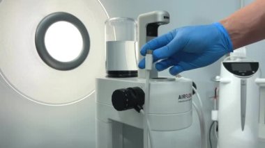 Tartar temizleme taşları ve plaktan diş temizleme cihazı beyaz arka plan dişçiliğinin en yeni icadı Hava akışı Vinnitsa Salonu 26.12.2022