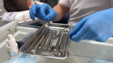 Diş akışını kapatma aracı Oral ultrasonik diş temizleme makinesi kalkülüsü kaldırıyor ve insan diş tedavisinin tıbben doğru bir örneği.