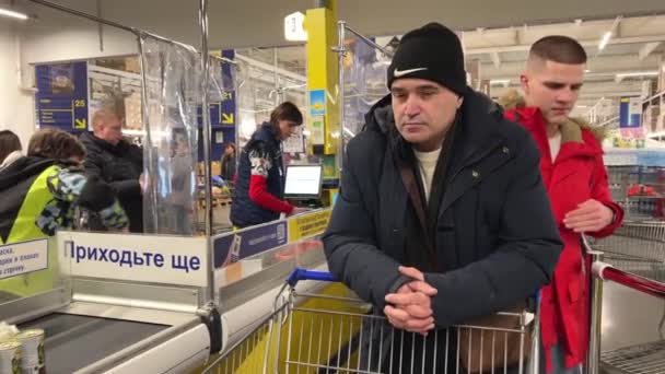 Люди Супермаркете Кассе Клиенты Очереди Супермаркете Проверка Кассы Профессиональный Кассир — стоковое видео