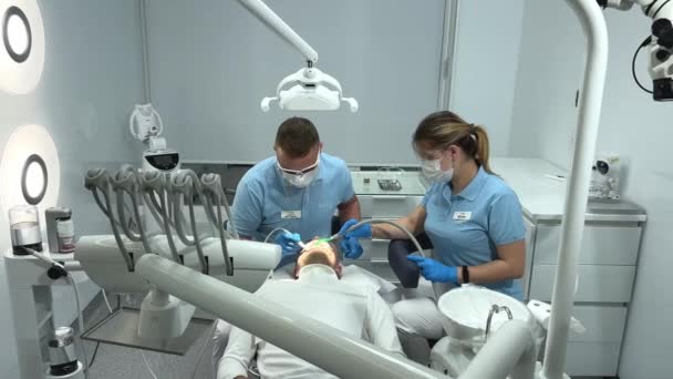 Tratamiento Médico Consultorio Del Dentista Vista Lateral Del Dentista Hablando — Vídeo de stock