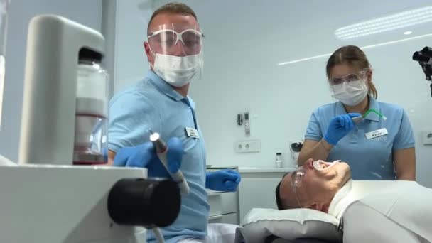 Медичне Лікування Стоматологічному Кабінеті Вид Збоку Стоматолога Розмовляє Своїм Пацієнтом — стокове відео