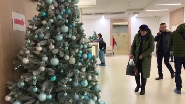 Birçok Insan Hastanelerde Yılbaşı Arifesinde Noel Arifesinde Kayıt Masalarına Gelir — Stok video