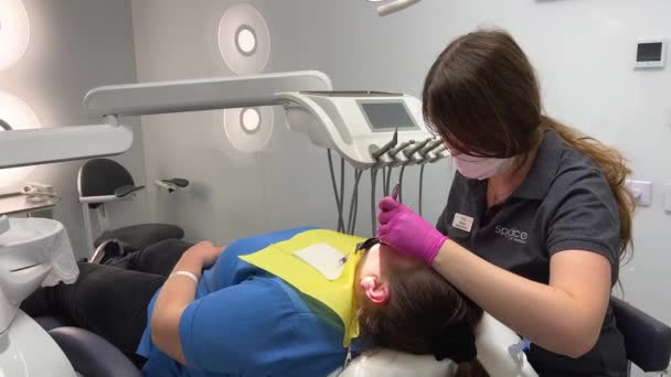 Lyckad Tandläkare Utnämning Framgångsrik Tandläkare Utnämning Tandläkare Behandla Tänder Manliga — Stockvideo
