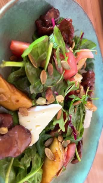 Salad Liver Pear Warm Autumn Salad Chard Leaves Chicken Liver — Vídeos de Stock