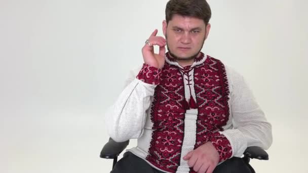 Dorosły Przystojny Mężczyzna Ukraińskim Haftowanej Koszuli Podnosi Rękę Wskazuje Palcem — Wideo stockowe
