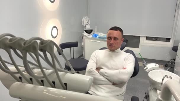 Stilig Man Sitter Tandkliniken Tandstol Han Vit Tröja Runt Allt — Stockvideo