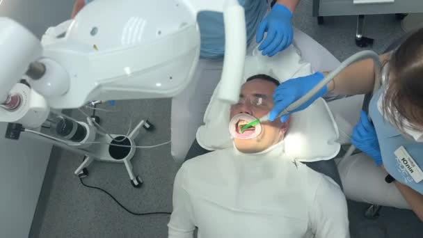 Tandheelkundige Kliniek Tandheelkundige Cariës Behandeling Artsen Verpleegkundigen Patiënt Alle Werken — Stockvideo