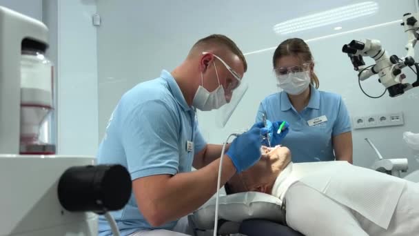 Klinika Stomatologiczna Młody Lekarz Mężczyzna Kobieta Pielęgniarka Robi Czyszczenie Zębów — Wideo stockowe