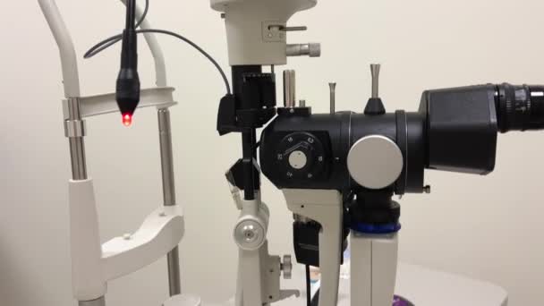 光学店や診療所の近代的な眼科事務所の内部です 専門家の診断と視力の治療 — ストック動画