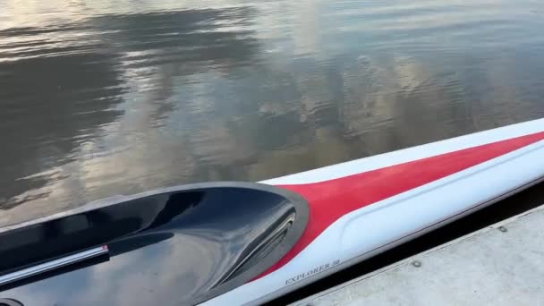 穏やかな水の上の空のボートローミング2人乗りのボートが空の沈黙空の旅スタイルの競争スポーツスクール — ストック動画