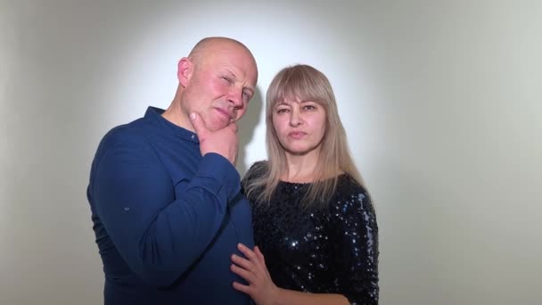 Vuxen Man Och Kvinna Blå Kläder Tittar Kameran Tror Att — Stockvideo
